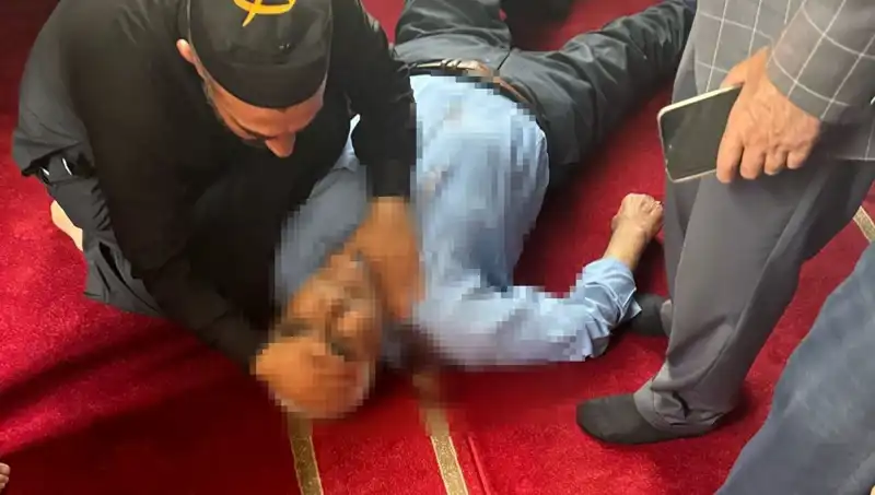 Camide Namaz Kılan Adam Bıçaklı Saldırıya Uğradı: Şok Edici Olay