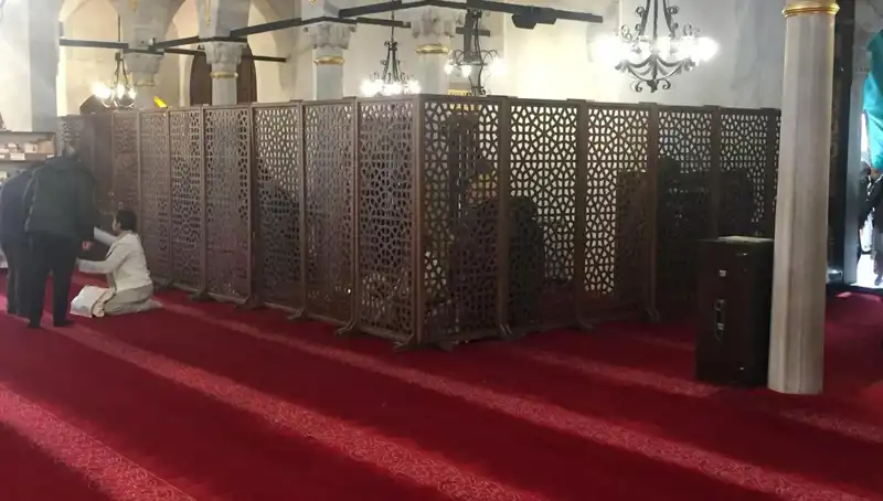 Kadın ve Erkeklerin Aynı Safta Teravih Namazı Kılması Tartışma Yarattı
