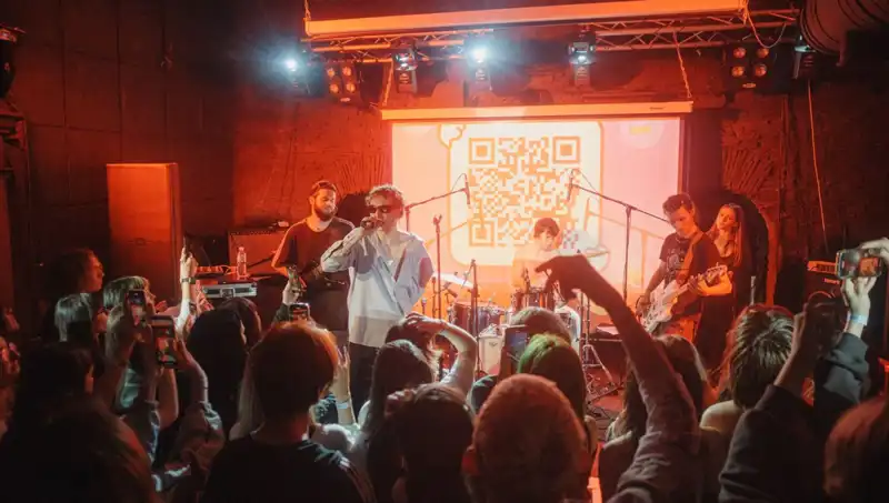Savaşın Gölgesinde Umut: Bir Şehirde Saldırı ve Konser Anlık Olaylar