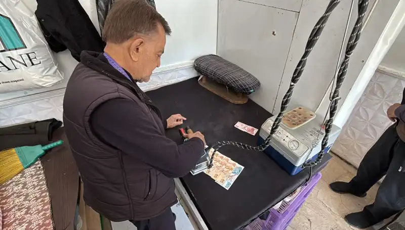 47 Yıllık Terzi Ahmet’in İlginç Ritüeli: Paraları Ütülüyor