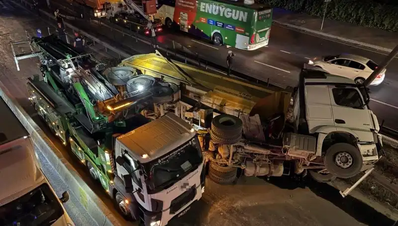 Moloz Yüklü Hafriyat Kamyonu Devrildi: Olayın Ayrıntıları ve Nedenleri