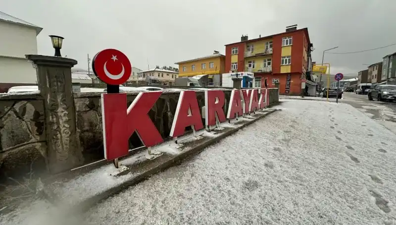 Temmuzda Yolları Beyaza Bürüyen Kar, Sürücüler İçin Büyük Bir Sürpriz Oldu