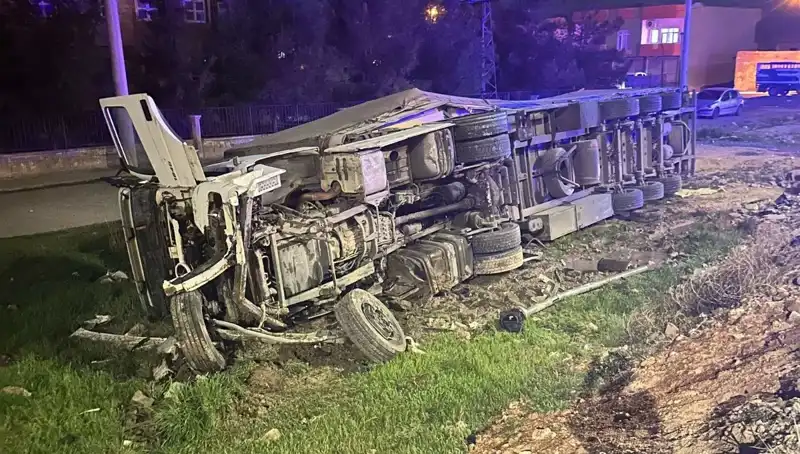 TIR Devrildi: Olay Yerinde Altı Kişi Yaralandı, Detaylar Şok Edici!