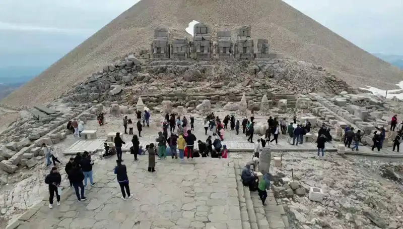 Bayramda Nemrut Dağı'na Akın: Ziyaretçi Sayısı Rekor Kırdı