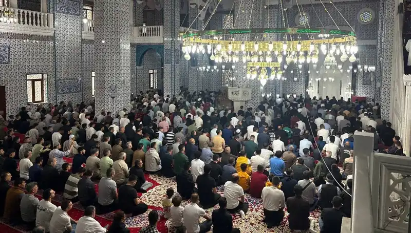 Iğdır'da İlk Bayram Namazı Coşkuyla Kılındı: Vatandaşların Büyük Katılımı
