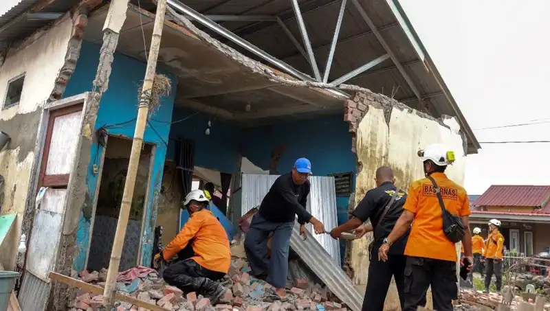 Endonezya'da 5,7 Büyüklüğünde Deprem Yaşandı, 8 Ev Yıkıldı!