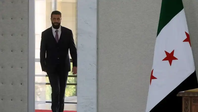 Paris'te Şara-Macron Zirvesi: Fransa, Yeni Suriye'ye Destek Veriyor