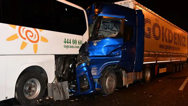 Tur Otobüsü Tırla Çarpıştı: 13 Yaralı, Korkutan Kazanın Ayrıntıları