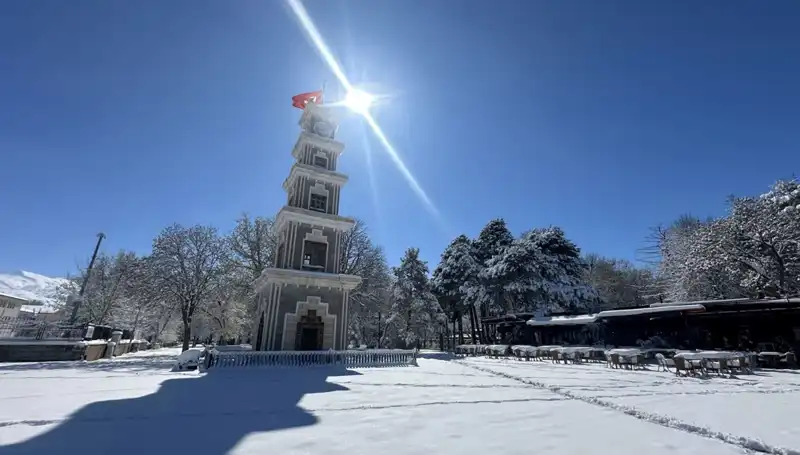 Nisan Ayında Erzincan Dört Mevsimi Bir Arada Yaşadı: Kar ve Güneş
